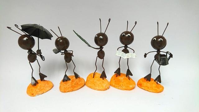 Mravenec kovový na kameni - Kovové, dřevěné a skleněné dekorace