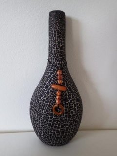 Váza černá s ozdobou Vázy