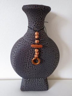 Váza keramická černá s ozdobou