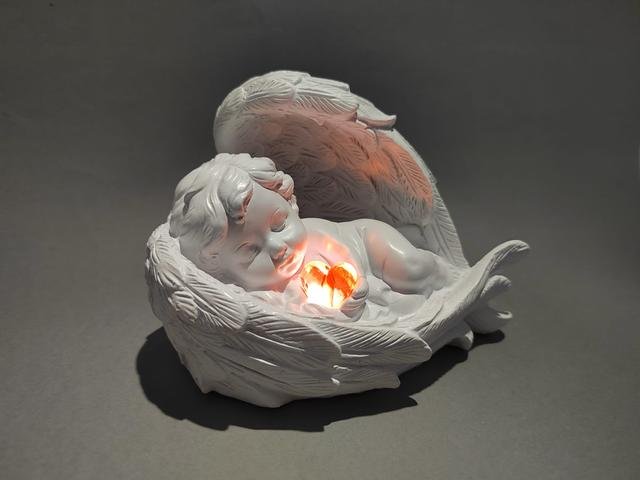 Anděl se svítícím srdcem ležící - Polystonové a keramické figurky