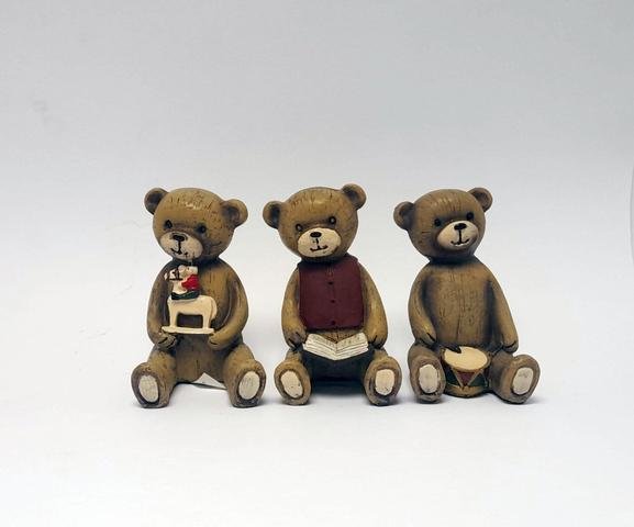 Medvídek s hračkou 3druhy menší - Polystonové a keramické figurky