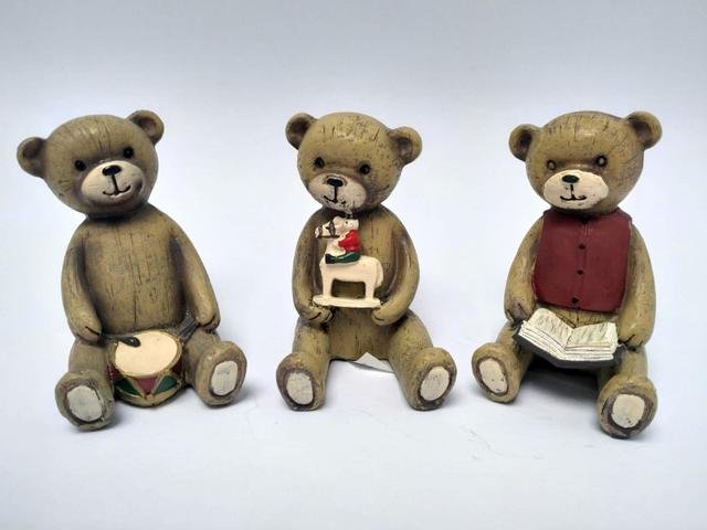 Medvídek s hračkou 3druhy větší - Polystonové a keramické figurky