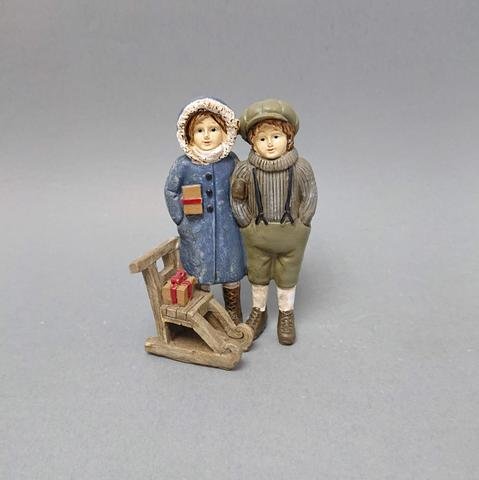 Holka+kluk u sáněk s dárkem retro - Polystonové a keramické figurky