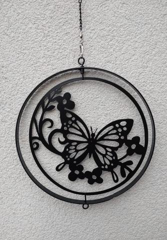 Motýl kov v kruhu závěs - umělé květiny