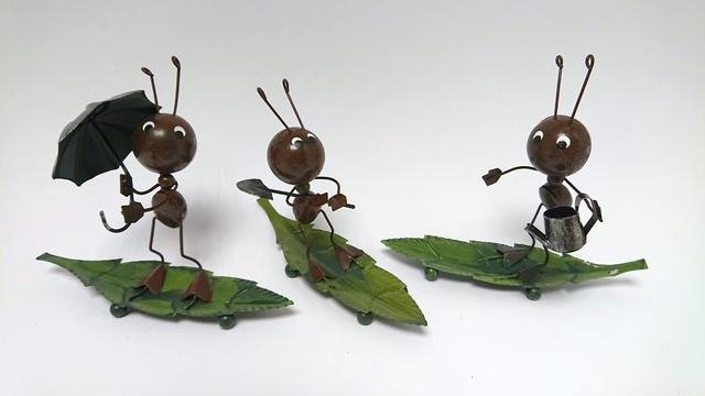 Mravenec na listě kovový - dekorace, hrnky, vázy, tašky