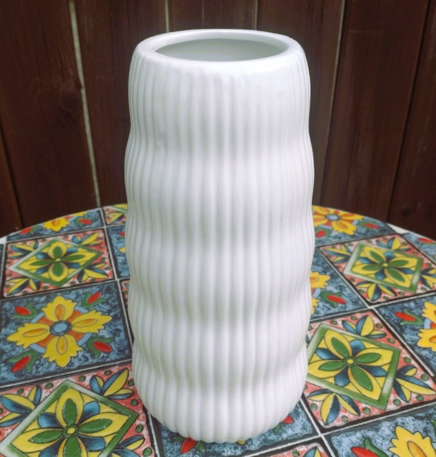 Váza bílá s proužky větší - Vázy