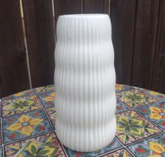 Váza bílá s proužky menší Vázy